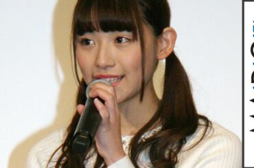 浅川梨奈、タイトめ白ニット×青スカートでMC挑戦　女性メンバーの“内輪ネタ”もバッサリ　映画「咲－Saki－」完成披露上映会2