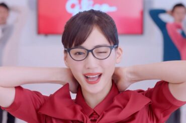 綾瀬はるか、満面スマイルで総勢400人と歌って踊る！　『江崎グリコ』WEB動画「スキパニスマイル」篇＆スキパニスマイル効能解説ムービー＆メイキング＆インタビュー