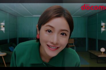 石原さとみ、スマホの中の人に!?　明るい笑顔が印象的　ドコモ「irumo」新CM「スマホを身近に」編