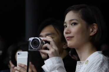 本田翼「初のパリコレ2日間」に密着 -ロエベ2017-18年秋冬-