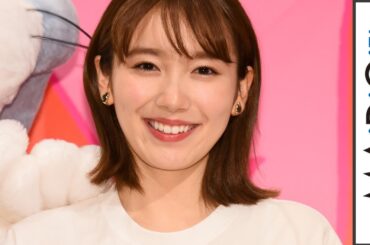 飯豊まりえ、バックスリットから美脚ちらり　大人の“トムジェリ”ファッション