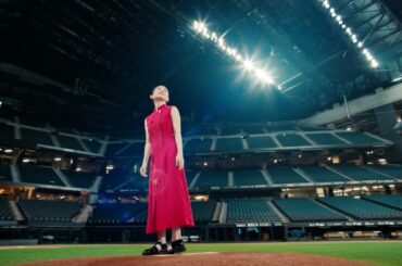 山田杏奈がマウンドに立ち、エスコンフィールドの照明の秘密を解説／パナソニックCM