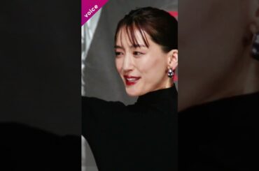 綾瀬はるか、美背中全開ドレスでランウェイ：『リボルバー・リリー』キャストお披露目会見