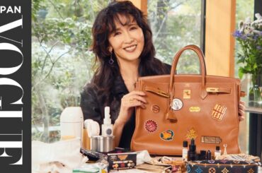 工藤静香がバッグの中身を披露！ お茶や懐紙etc.、役立つアイディアがたっぷり。 | In The Bag | VOGUE JAPAN