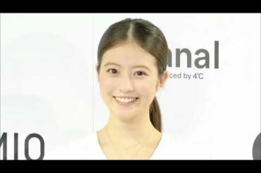 ＜今田美桜＞ミニワンピ×網タイツで大人っぽいブラックコーデ　「トリリオンゲーム」のオフショットが公開