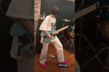 セクシー女優がギターで遊んでみたら意外な結果に【説明欄へ】 #shorts