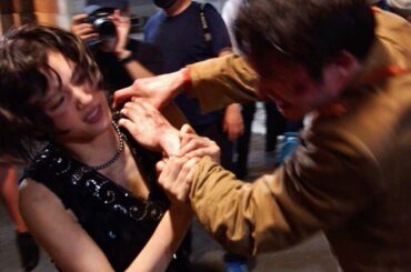 綾瀬はるか、SixTONESジェシーと本気の激しいアクション！映画『リボルバー・リリー』メイキング映像