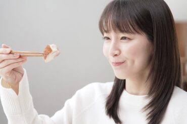 吉岡里帆、グリルチキンをおいしそうに頬張る　コウケンテツとドッキリ合戦？　綾鷹新CM「実はそれ、綾鷹でした。コウケンテツ」編