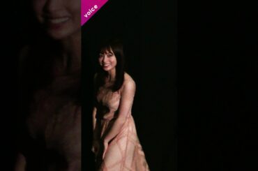 橋本環奈、ピンクのノースリドレス　小走りでキュートな笑顔も