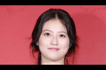 「ぴょこって出てるの可愛すぎる」今田美桜、赤いドレスで後ろからひょっこり＜トリリオンゲーム＞