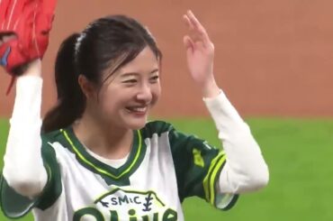 始球式でホームランを打たれる吉高由里子