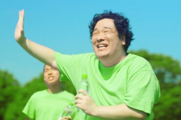 岡崎体育、熱唱＆ノリノリダンス！　浜辺美波＆阿部寛も登場!?　い･ろ･は･す新CM「い･ろ･は･す　みんなでつくる い･ろ･は･すの歌篇」