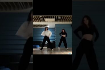 [ITZY]twiceダンス踊りながら遊ぶチェリョン、イェジ