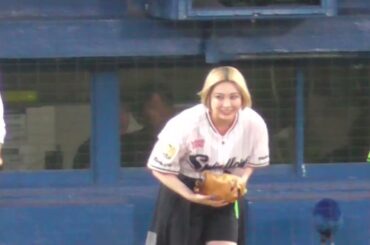 柏木ひなたさんの始球式にあまり興味を示さないつば九郎 2023.09.03 プロ野球ヤクルトスワローズvs阪神タイガース