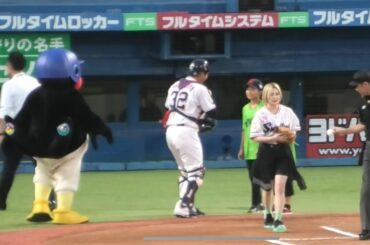 つば九郎、柏木ひなたさんの始球式を見守る 2023/9/3