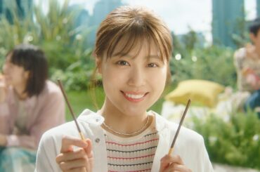 有村架純、“おさそいの連鎖”にキュートな笑顔！　「ポッキー」新CM「だいじなあなたとシェアハピネス！」編