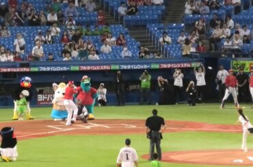 つば九郎&スラィリー、田辺桃子さんの始球式を見守る 2023/9/13