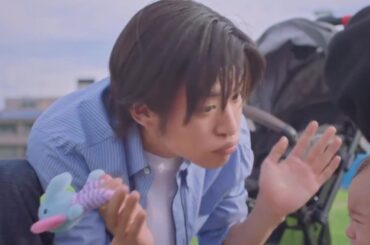 目黒蓮が公園でベビーカーを押す“パパショット”が公開「慣れない手つきにキュン」