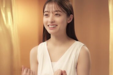 橋本環奈、ノースリーブで美肌見せ　驚きの表情やうっとり顔披露　「肌ラボ 極潤プレミアムシリーズ」新CM