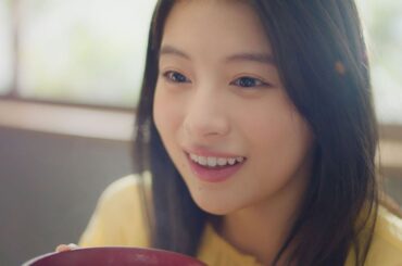 賀来賢人が作るこだわりのみそ汁！　出口夏希、思わず美味しさに声もらす「はぁ〜」　味の素「ほんだし」新CM