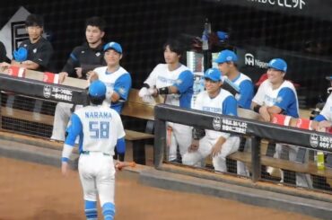 【日本ハム】波瑠さんと奈良間選手の記念撮影を見て笑顔になるファイターズ選手たち【2023年9月27日】