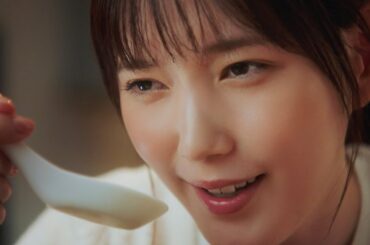 本田翼、無我夢中で麺をすする！　明星食品「明星 麺神」新CM「麺神に夢中篇」