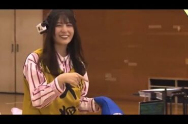 まくらを回収する小坂菜緒ちゃん