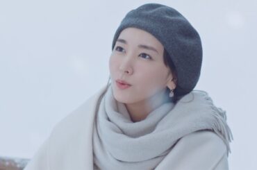 新垣結衣、雪が舞う中歌声を響かせる　冬らしいキュートなコーデを披露　明治「メルティーキッス」新CM「贅沢なくちどけ」編