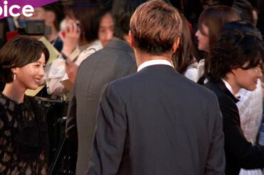 浜辺美波はシースルードレス、神木隆之介はタキシードでレッドカーペット！名刺手渡しも！：第36回東京国際映画祭