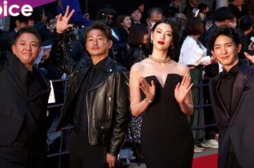 三吉彩花、美デコルテ艶やかドレス　窪塚洋介がレザージャケットでクールに　前田公輝とレッドカーペット：第36回東京国際映画祭