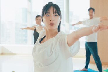 広瀬すず、フィットネスジムでヨガ体験　爽やかパンツスーツスタイル姿も　三井不動産「三井のすずちゃん」新CM「三井のオフィス」編
