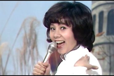 発売50周年記念。秋らしい爽やかな曲を凝ったフリと笑顔いっぱいで歌う、天地真理「空いっぱいの幸せ」