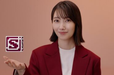 波瑠、秋らしいボルドーのジャケット姿でスタイリッシュな演技　JCB「Smart Code」新CM「いつもの決済、いろんな場所で」編