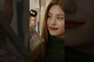 ITZY YEJI、愛用リップと「となりのトトロ」のまっくろくろすけがついたポーチを紹介！ #inthebag #インザバッグ #voguejapan