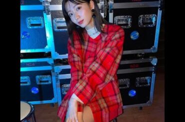 新着- 岡崎紗絵、色っぽ足組みショットにドキドキ！真っ赤なチェックでクリスマスモード全開
