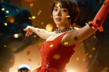 池田エライザ、胸が高鳴る！赤いドレスが揺れるライブパフォーマンス／ウイスキー「シーバスリーガル」CM