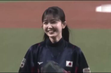 始球式でアキーノにホームランを打たれる乃木坂46久保史緒里