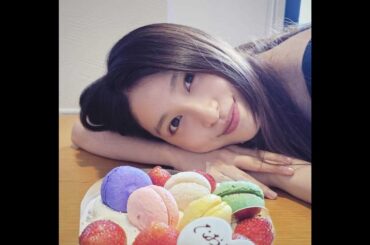 新着- 土屋太鳳、可愛いマカロンケーキを前にニッコリ。透明感バツグンな朗らか笑顔