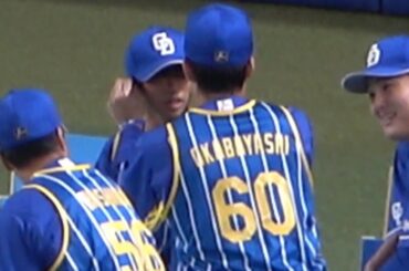 年上の田中幹也をイジる岡林。無抵抗の田中幹也（笑）（2023年11月25日）