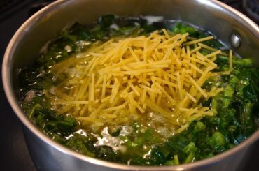 【これで今年は風邪知らず】鶏のダシが身体に染み渡るほうれん草と鶏肉のミネストリーナ【Minestrina con spinaci e pollo】