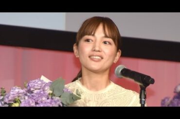 B1- 川口春奈、『ベストドレッサー賞』にヌーディーなドレス姿で登場「背筋がしゃんとする」