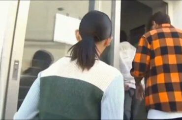 女子アナウンサーの後ろ姿