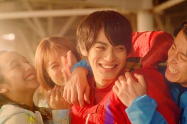 神尾楓珠、ついに“師匠”中村獅童に勝利！　王林ら仲間たちと大喜び　ボートレース新CM「アイ アム ア ボートレーサー」第12話