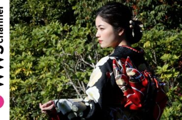 小芝風花、黒が基調のクールな晴れ着姿で2023年を「怒涛の1年」と振り返る！