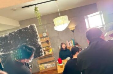 新着- 比嘉愛未、撮影合間も女神すぎる！「つくたべ」ナチュラル笑顔が素敵な野本さん