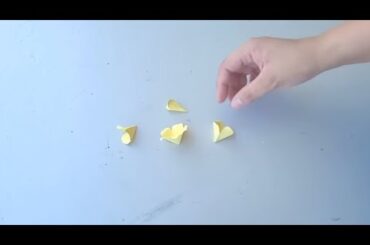 chia sẻ cách cắt ghép những cánh hoa để hoàn thành một bông hoa hồng từ giấy màu thủ công