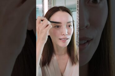 蛯原友里、長年愛用しているアイブロウペンシルを紹介！ #BeautySecrets #ビューティシークレット #VogueJapan