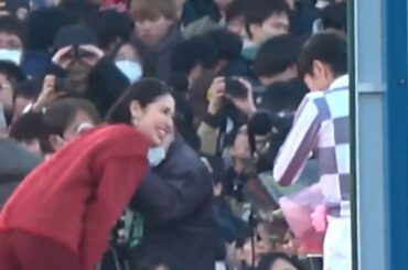 【長澤まさみ氏がプレゼンターの有馬記念表彰式をバカみたいな遠くからバカみたいなアングルで撮影】優勝馬ドウデュース号（武豊騎手）2023年12月24日（日）中山競馬場