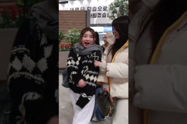 NiziU MAYA&AYAKA、ポーズを取っているのに、 他のメンバーを撮ってごめんなさい~! #shorts