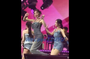 【TWICE TZUYU】MITZU's butt battle💚💙【5TH WORLD TOUR in JAKARTA】